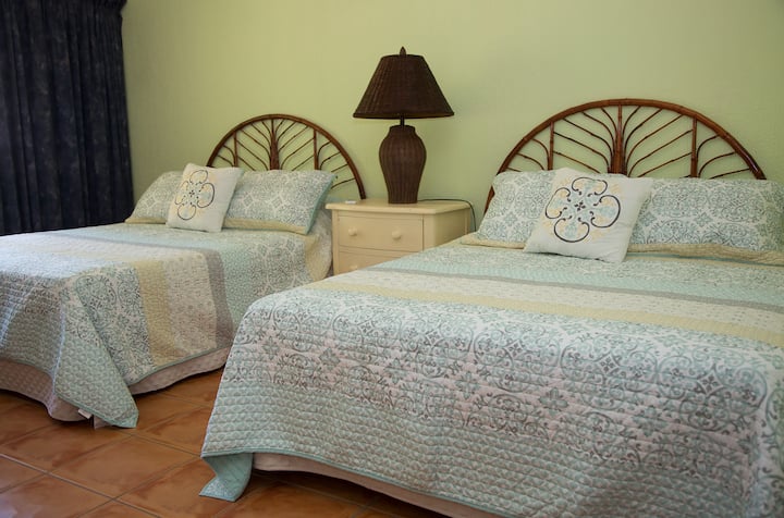 Segundo dormitorio con vistas directas al mar y dos camas dobles grandes.