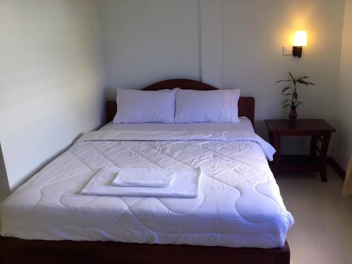 ห้องมาตรฐานเตียงใหญ่ (เตียงควีนไซส์ -15 $/คืน)