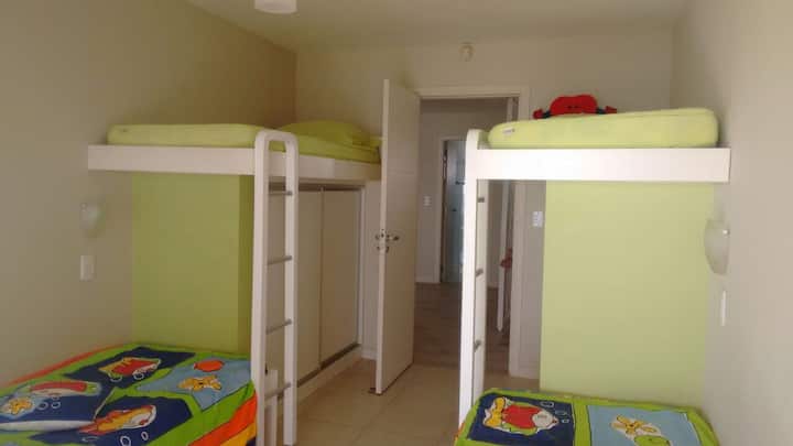חדר ילדים עם 4 מיטות וארון בגדים, מאוורר תקרה ומיזוג אוויר!