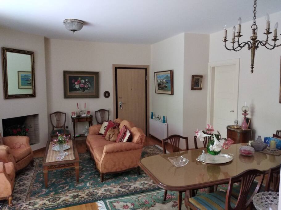 Σαλόνι με θέα από κουζίνα