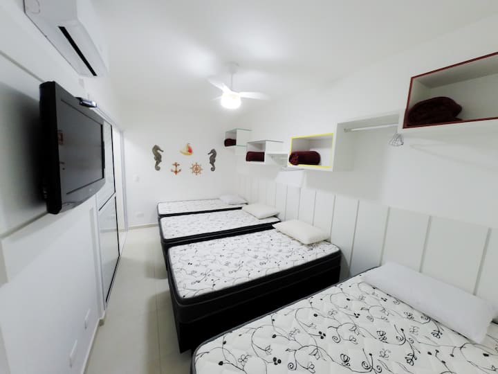 4 единични легла Super Comfort Ortobom, 2 Pilow top, опция за превръщане на 4 - те единични легла в 2 двойни легла. Климатик, вентилатор на тавана, 32- инчов телевизор, ниши и закачалки. Балкон .* не са включени одеяла за снимки