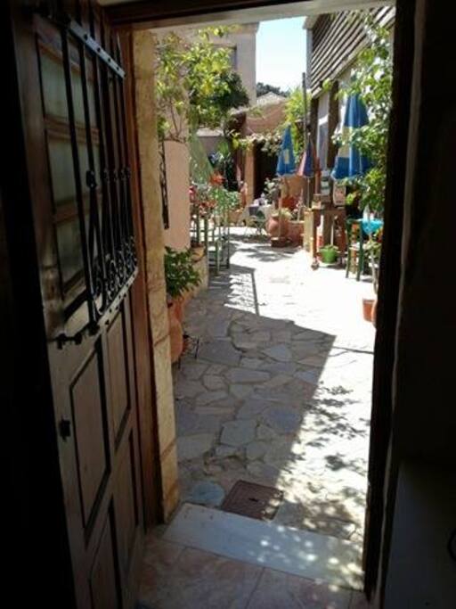 Η αυλή μας είναι για όλους τους επισκέπτες.