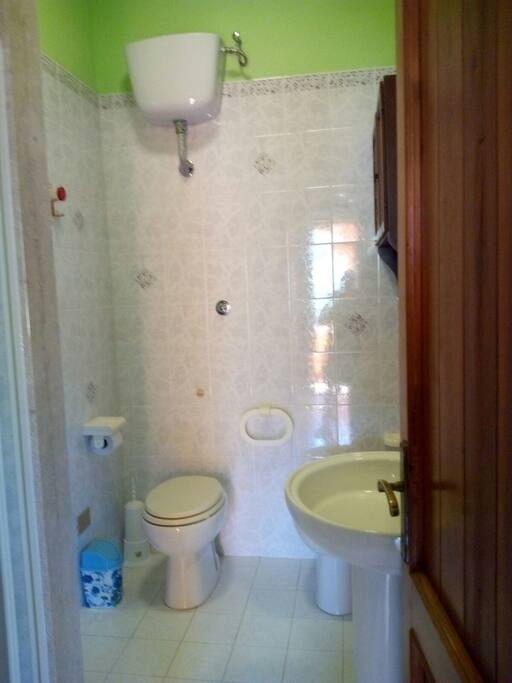 Bagno al piano superiore con doccia