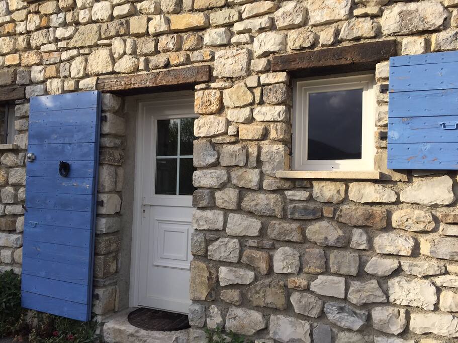 Entrée privative de la chambre, sur ruelle