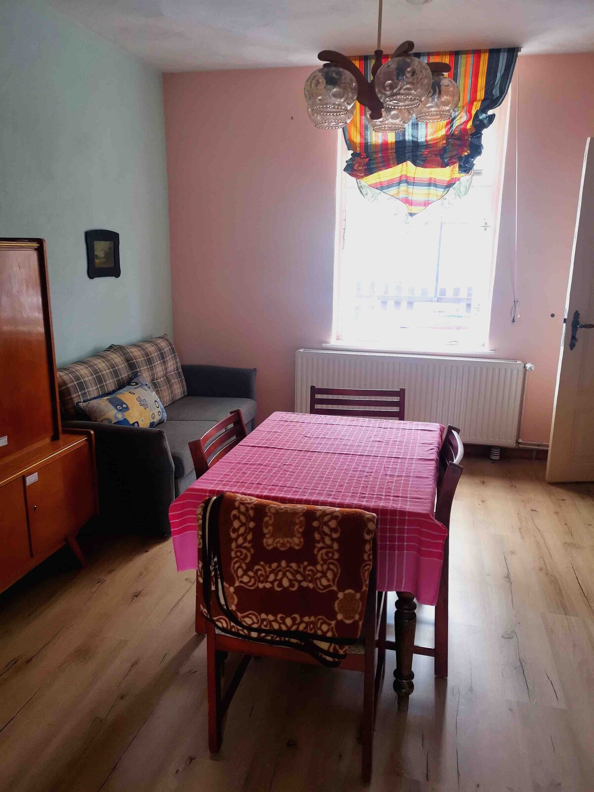 Всекидневна и трапезария с разтегателен диван