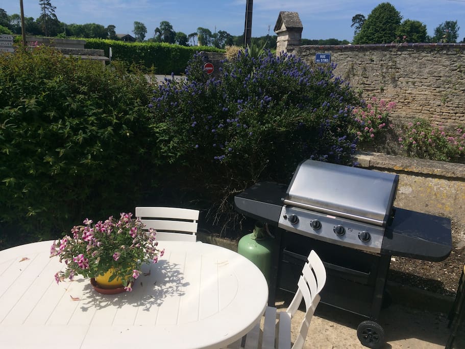Dans la cour
La table et le barbecue à gaz