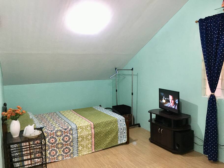 You have everything you need for a relaxed and quiet night: a cup of tea, some good books, fluppy pillows, firm mattress, and warm blankets to drive the chills away.
And there’s always enough space for you and your loved ones.