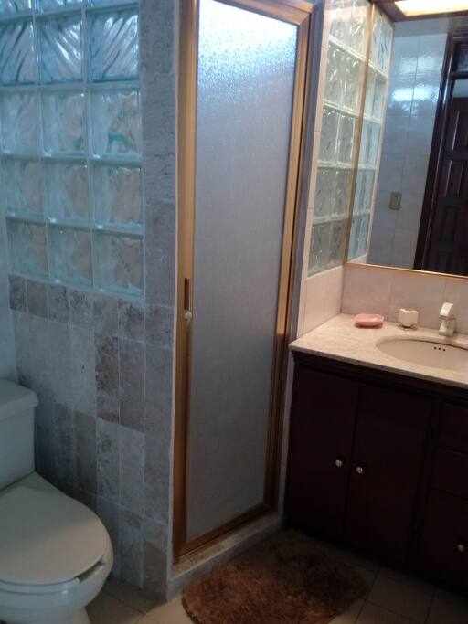 Baño privado dentro de tu habitación con agua caliente 24 ha.