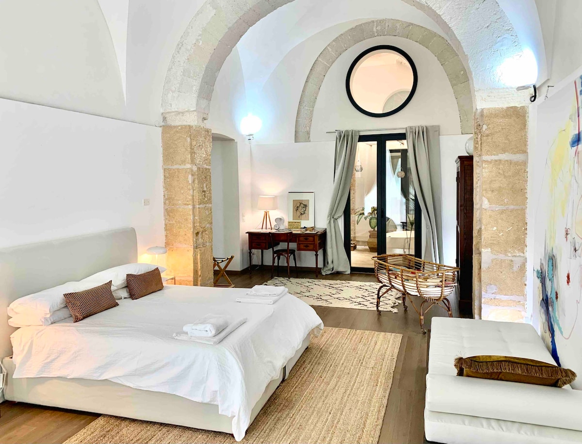 Dhomë gjumi e madhe me krevat dopio "queen", tavan me hark të lartë dhe vepra arti origjinale në mur