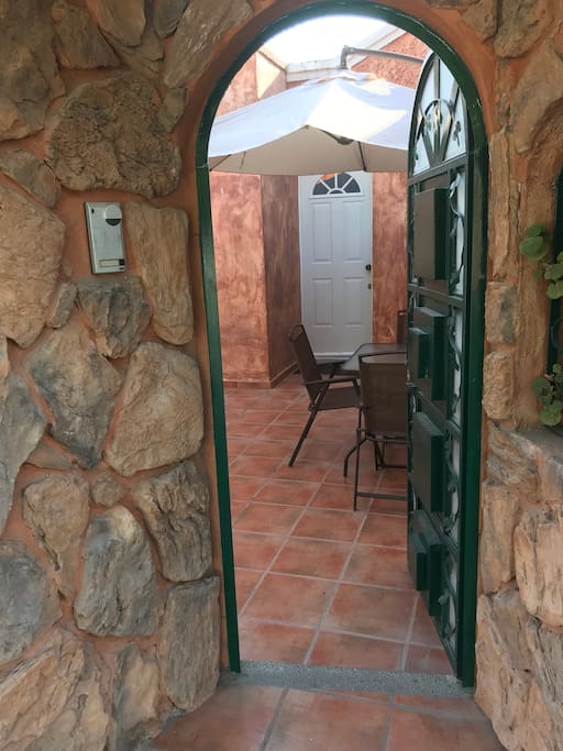 Puerta de entrada con intercomunicador