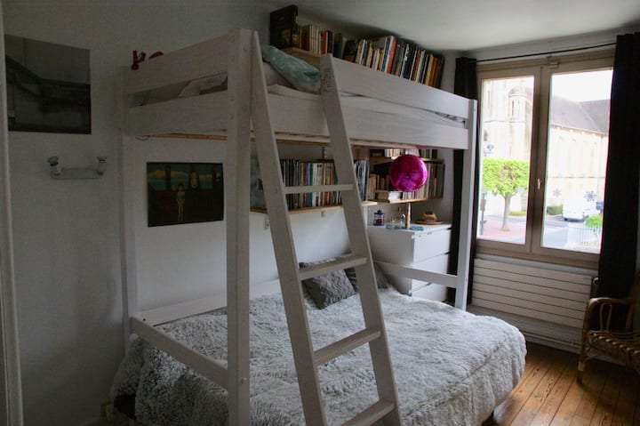 საძინებელი 1: ერთი 90x190 სმ‑იანი საწოლი და მეორე 140x190 სმ‑იანი საწოლი.