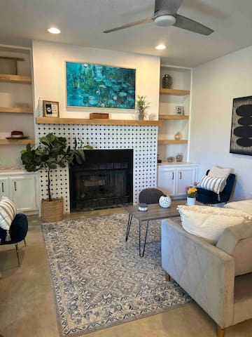 Chic 2 Bedroom Clarksville Condo