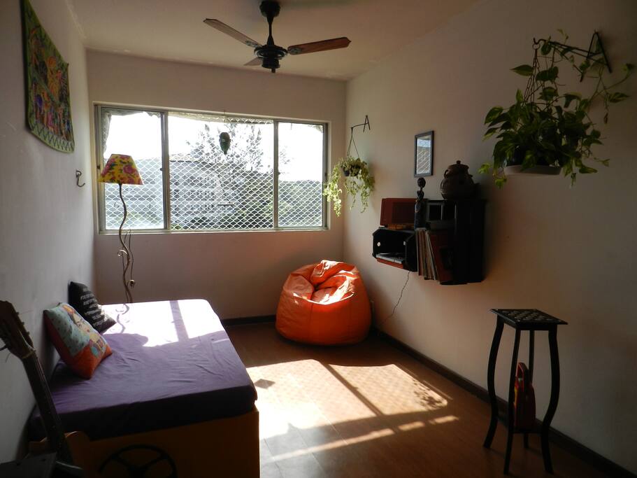 Sala com vitrola e vinis