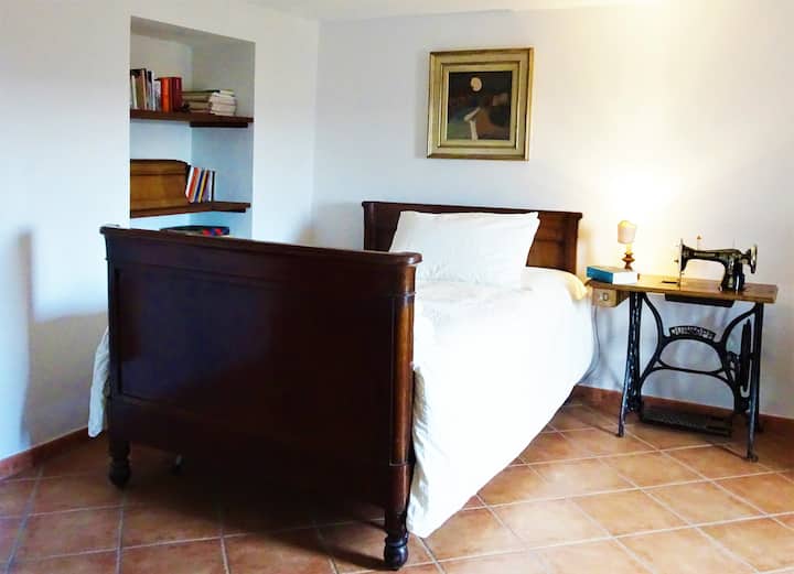 Deuxième chambre au premier étage avec lit français 