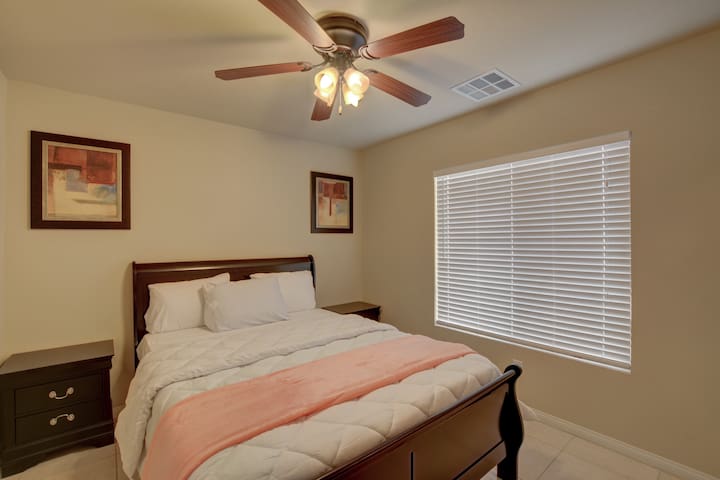 Las Vegas home nearby airport, shopping and strip! gallery image 4