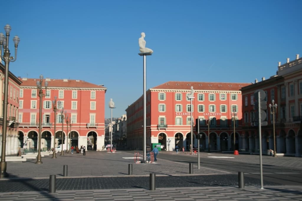 Place Masséna le matin