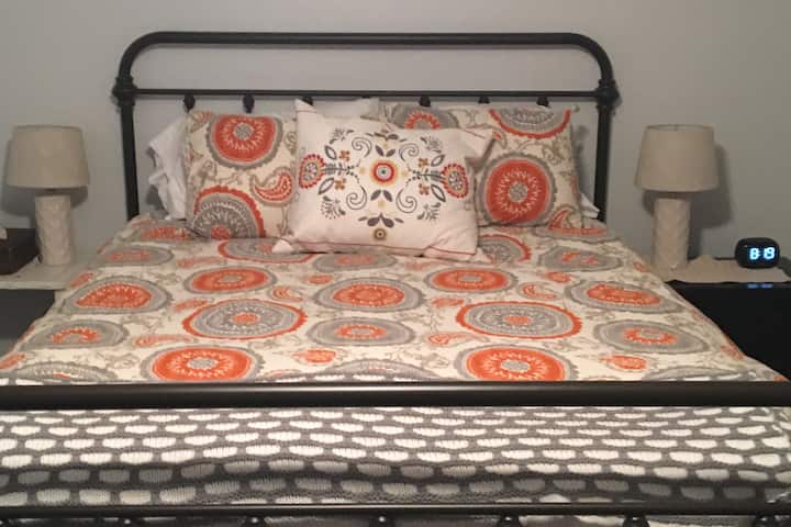 Glavna spavaća soba s bračnim krevetom (širine 150 - 179 cm)