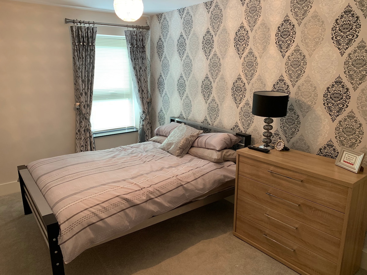 غرفة نوم بسرير مزدوج