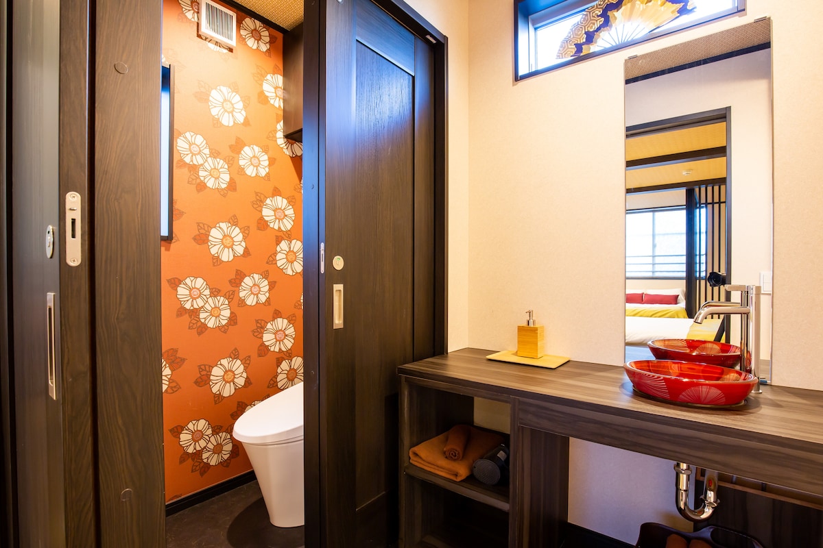 3 Fベッドルームサンセットルームエンスイートのハーフバスルームとシャワールーム。 洗面台の上の鏡をよく見れば、寝室の反射が見えます。  