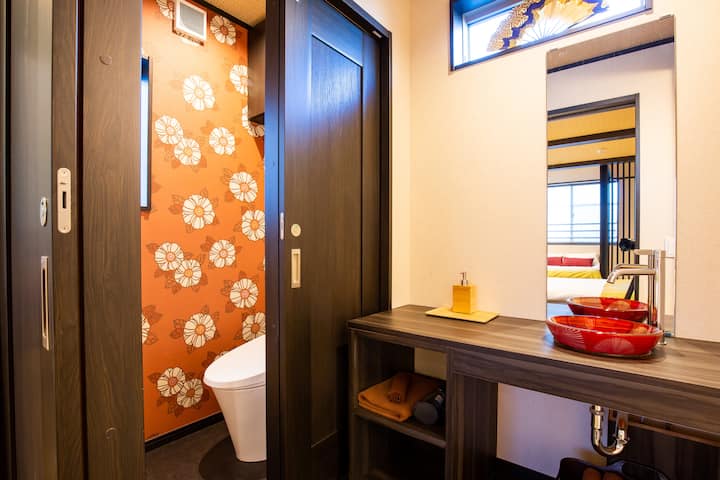 3 Fベッドルームサンセットルームエンスイートのハーフバスルームとシャワールーム。 洗面台の上の鏡をよく見れば、寝室の反射が見えます。  