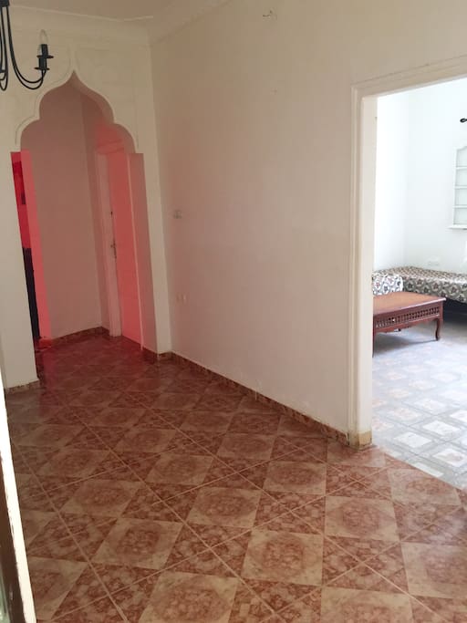 Hall vu sur les deux chambres et le salon