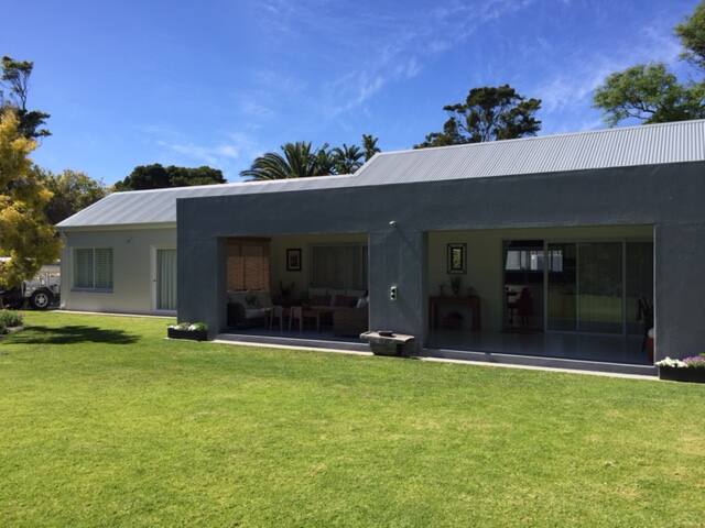 Modern, spacious 2 Bed home and large garden gallery image 2