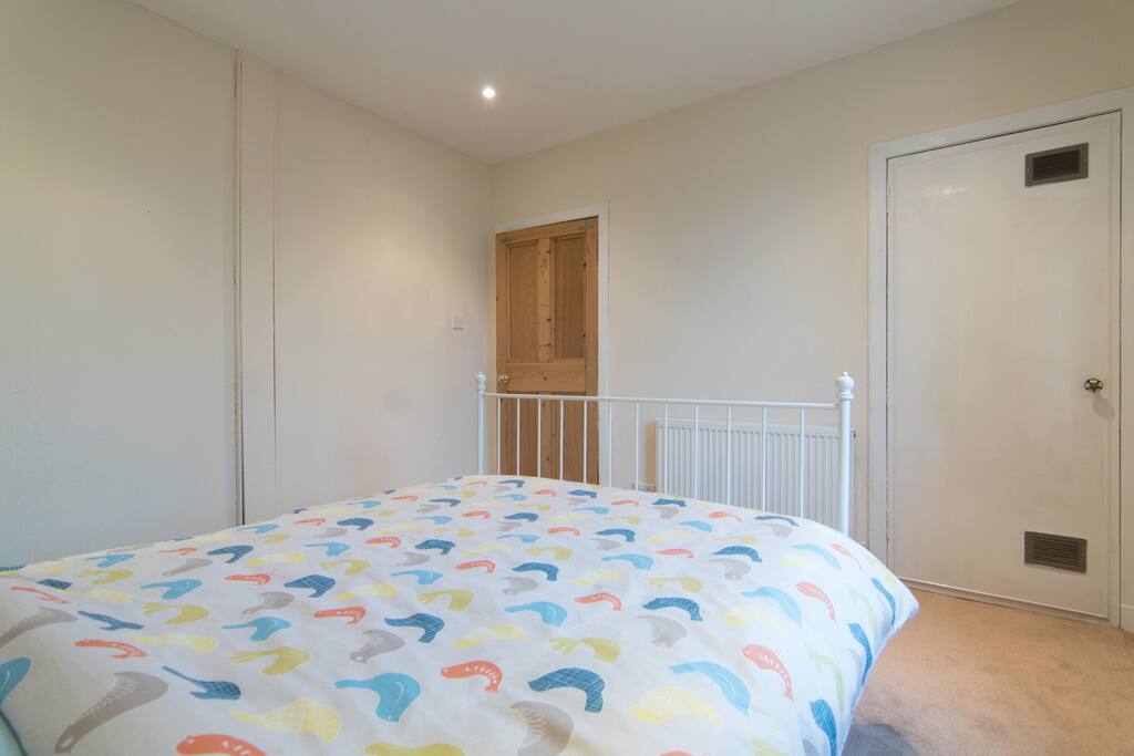 Control the room temperature with the thermostat on the radiator