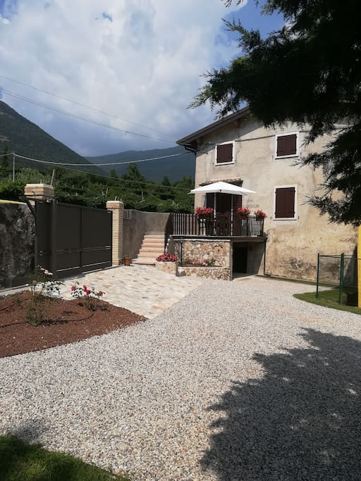 Ampio cortile con terrazzo