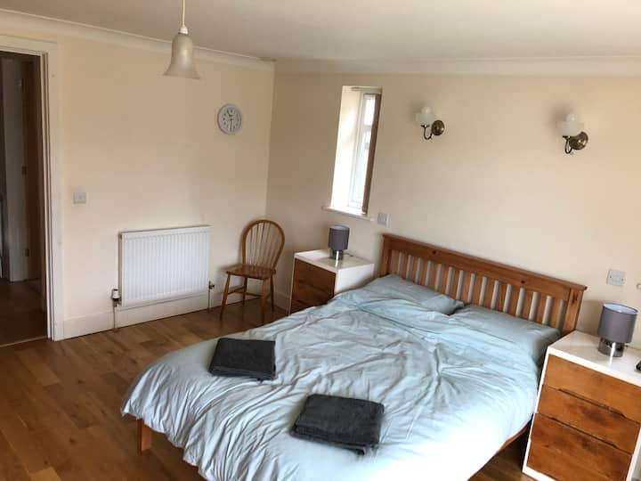 Dhoma e gjumit 1 :Mjeshtër me suitë