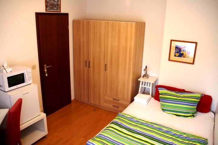 Zimmer am Rhein, Cologne-Zündorf
