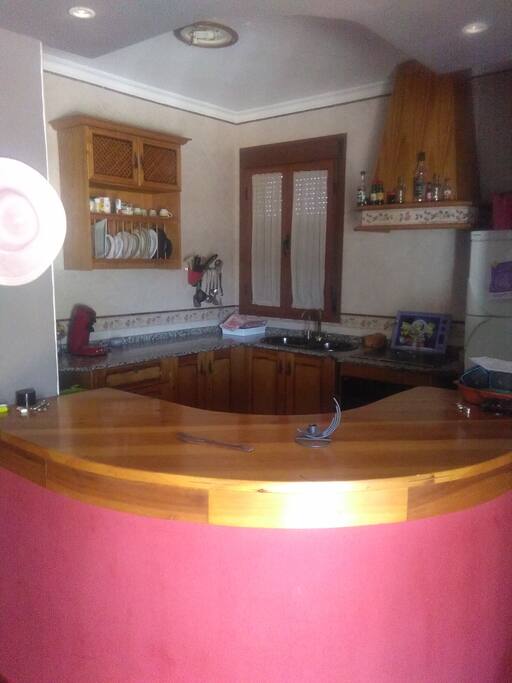 Amplia cocina separada del salon por una barra americana