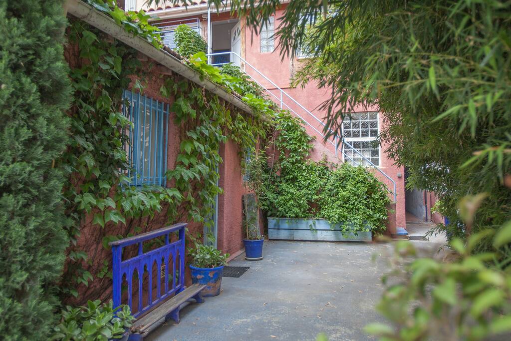 Devant la maison se trouvera une petite table bistro et ses deux chaises pour un petit-déjeuner ou café.
