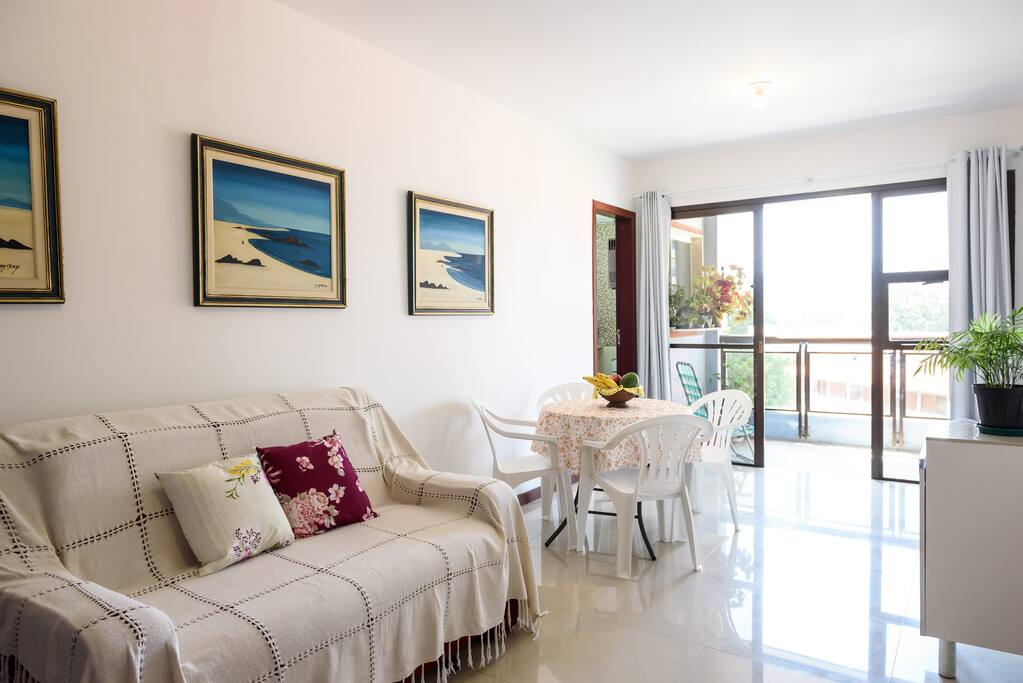 Sala de estar e jantar com a varanda ao fundo