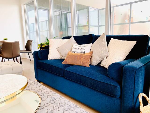 Luxury Lakefront Oasis – Stunning Views | 9 Guests gallery image 2