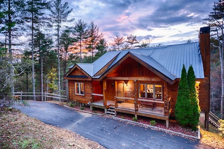 mins to downtown; ALL PAVED; 5 ⭐️REVIEWS; LUX CABIN