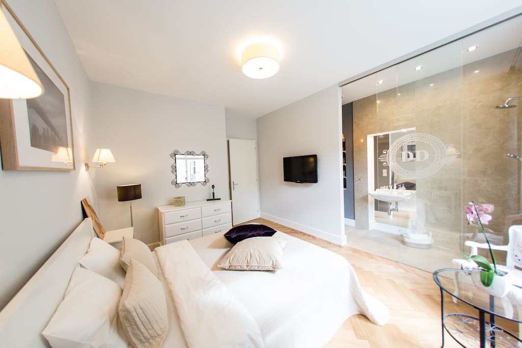 Master Bedroom, queen bed.