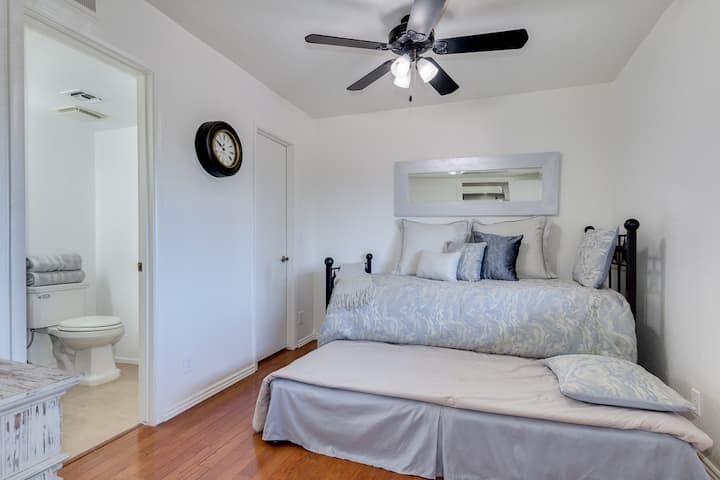 ห้องนอนที่ 2 มีเตียงแฝดพร้อมเตียงแฝดแบบป๊อปอัพ