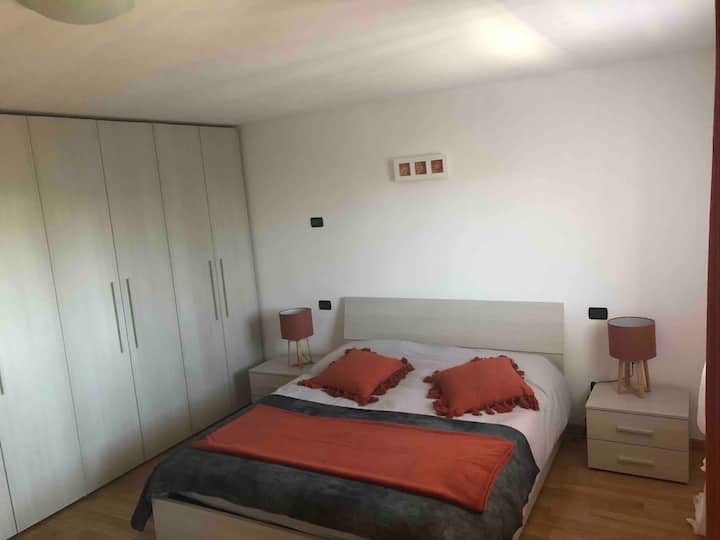 חדר שינה זוגי שני עם גישה למרפסת 