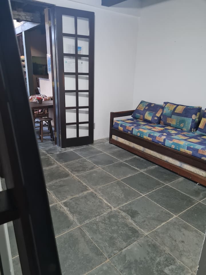 غرفة معيشة بسرير بطابقين