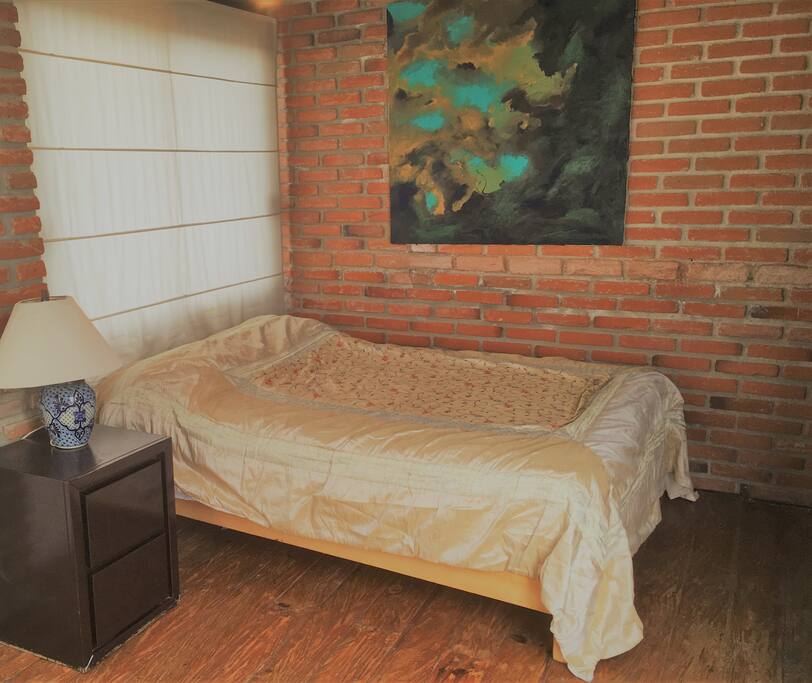 El cuarto, tiene piso y techo de madera, ladrillo tiene una cama matrimonial