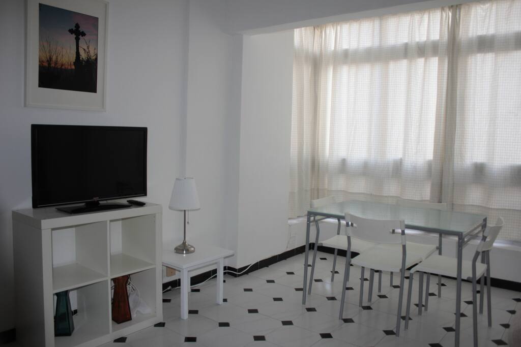 Televisor de 32 pulgadas, mesa de comedor 4 personas