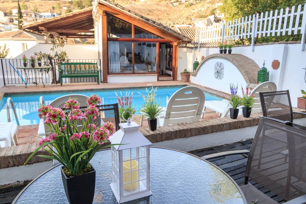 piscina y zona de estar