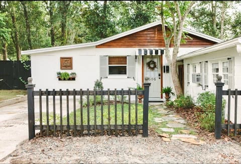 Popular Airbnb listing: The Little Lamb Cottage in De Land