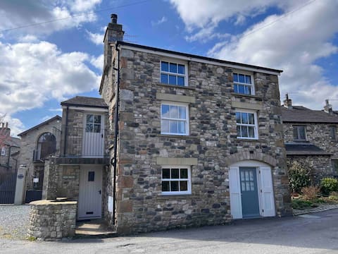 Sleeps 4 to 6 in 2 / 3 bedrooms, 2 showers, 2 cars