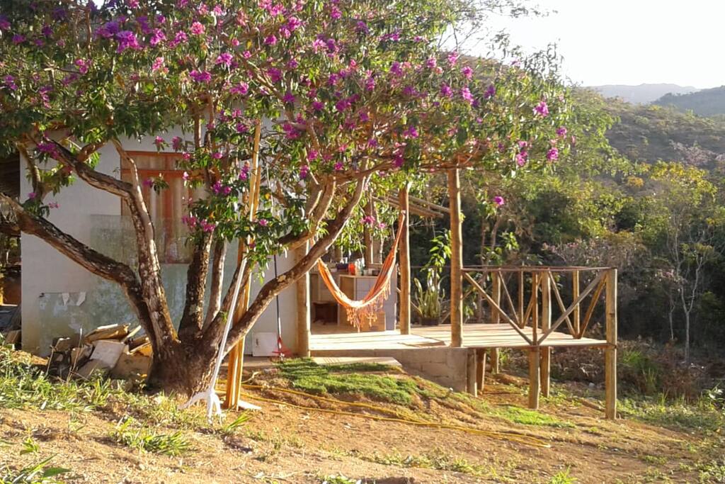 Para 1 casal, suite, cozinha c fogao de lenha e churrasqueira, deck.