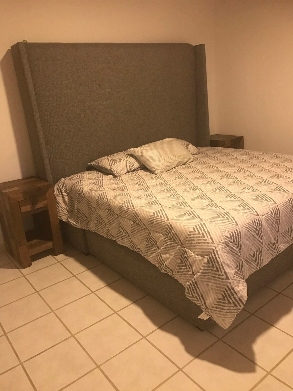 卧室3.加大双人床。外出时有全功能卫生间。