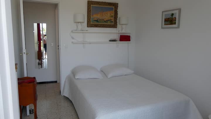 غرفة نوم 1 مع خزانة ملابس