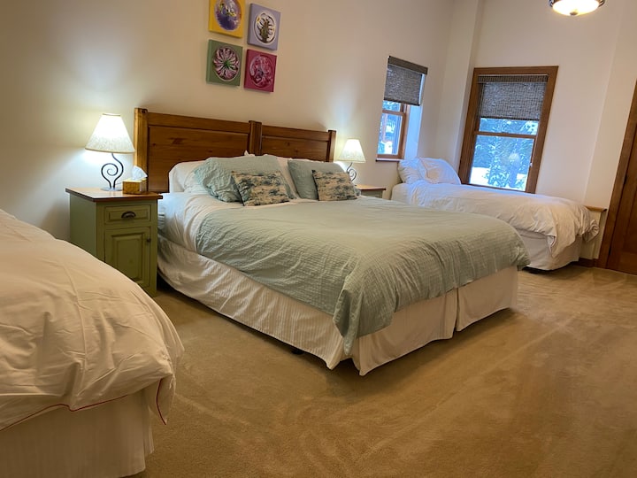 #3 غرفة نوم عائلية في الطابق السفلي مع 1 كينج و 2 توأم