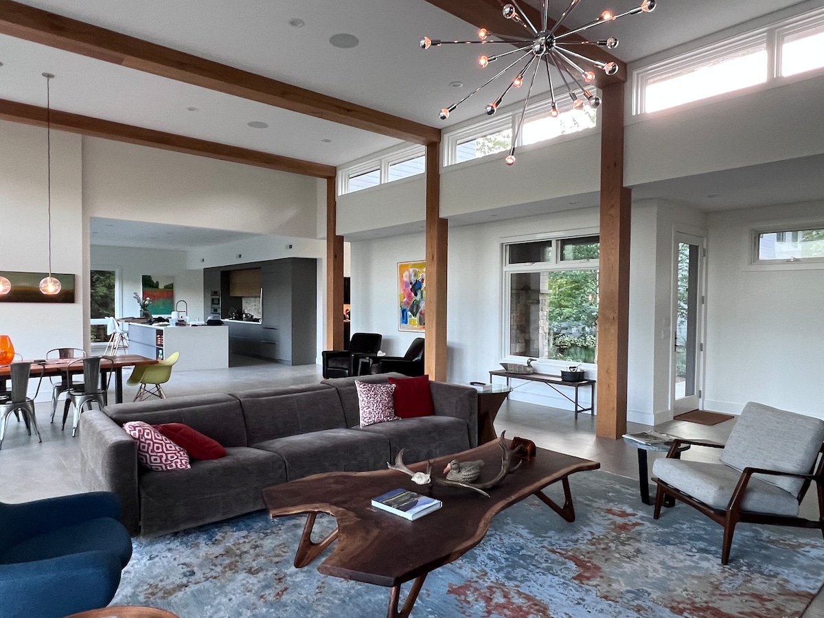 Top Airbnb: Modern Home: Spectacular Views/Hot Tub/Pool table in Manchester Center
