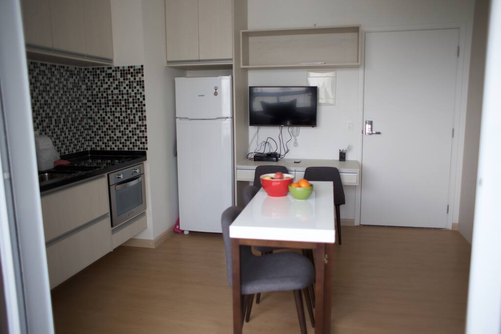 O apartamento fica a cerca de 200 metros do Shopping Patio Paulista, mas a cozinha equipada fica a sua disposição para uma refeição caseira entre amigos ou família.